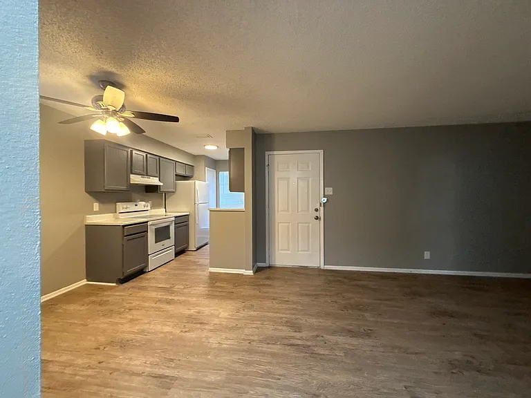 331 W Mistletoe Ave #201 — Photo 5
