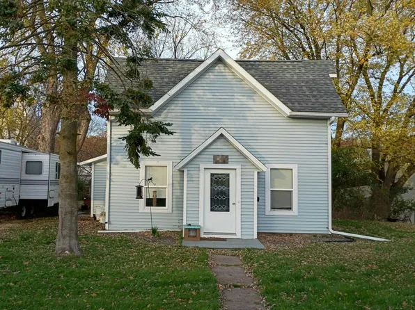 107 4th St W, Menomonie, WI 54751