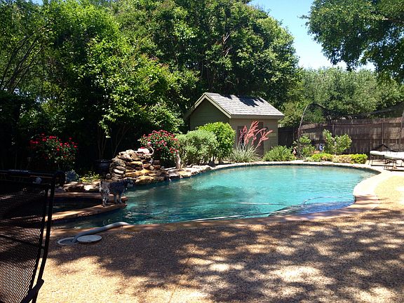 Salt water pool w hot tub 