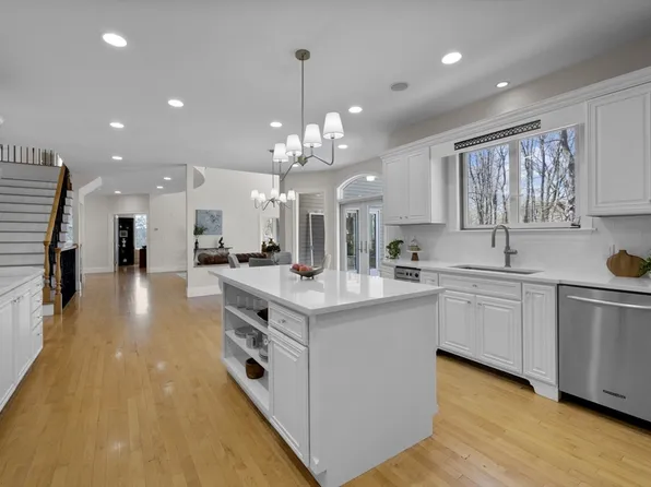 8 Fairlawn Ln, Lexington, MA 02420