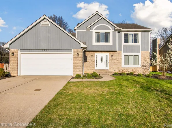 1812 Weyhill Dr, Wixom, MI 48393