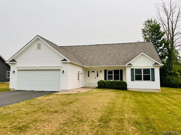 5965 Southwood Dr, Lockport, NY 14094