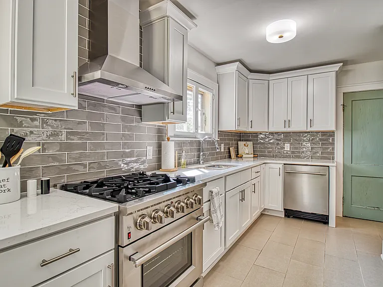 237 W Girard Blvd — Photo 10