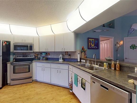 2nd image of 9521 N Alder Ave