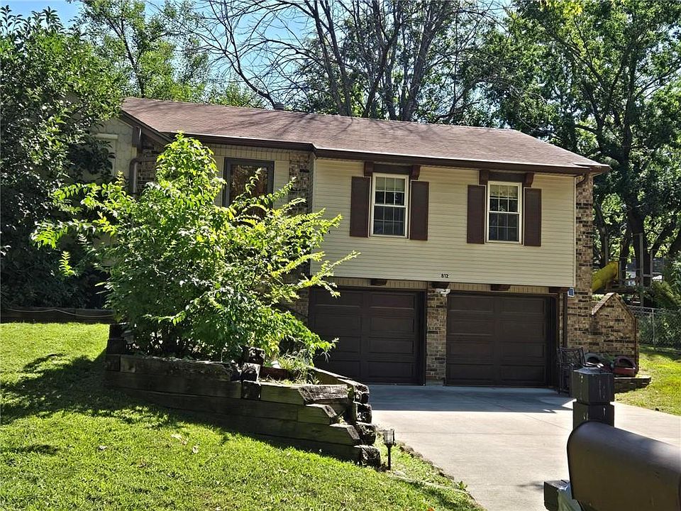 1st image of 812 NW Buckingham Pl
