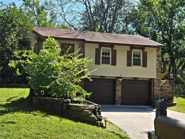 812 NW Buckingham Pl, Blue Springs, MO 64015