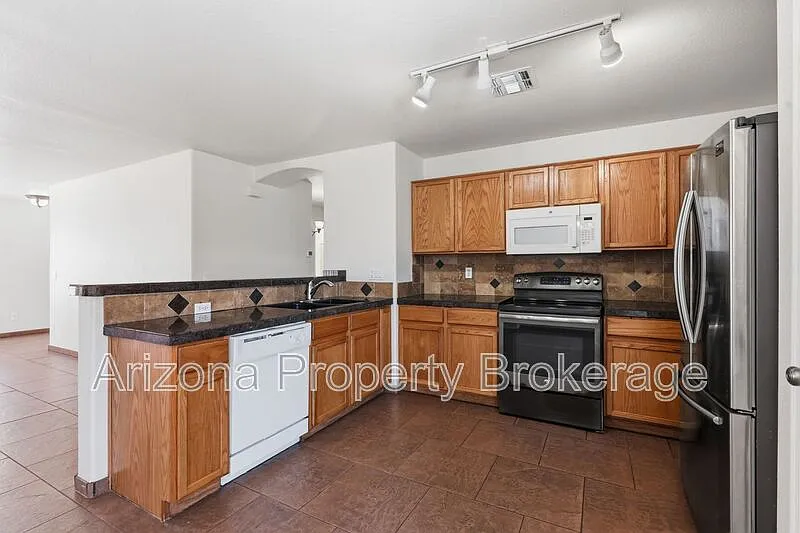 4 bed, 2.0 bath, 1603 sqft, $2,095 — Photo 3