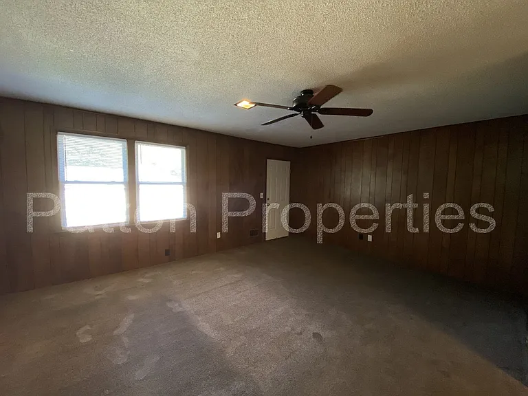 221 S Lucas St — Photo 5