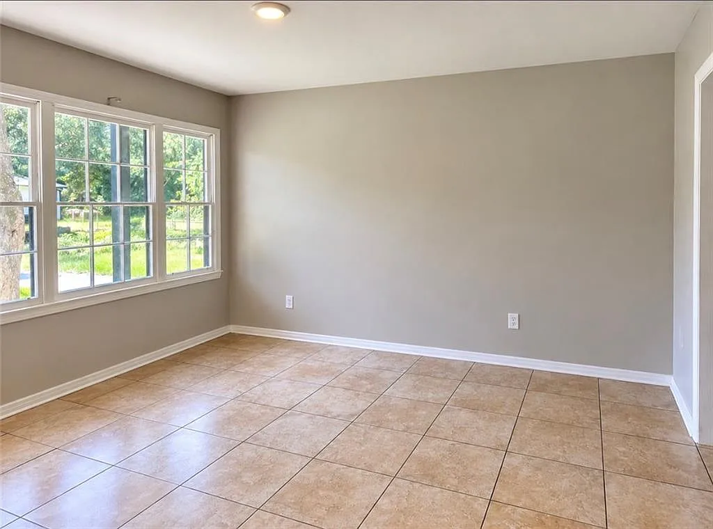 3 bed, 1.0 bath, 864 sqft, $1,600 — Photo 3
