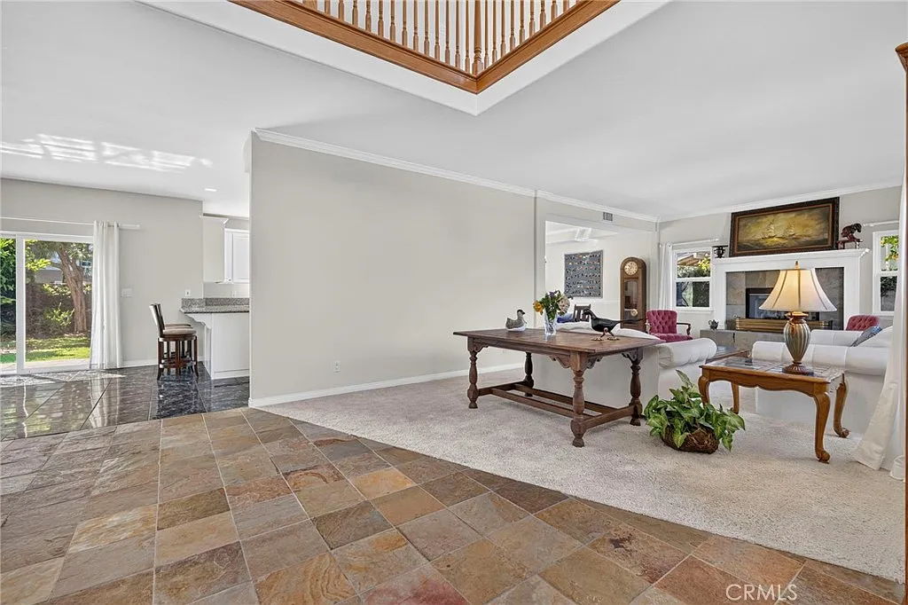 5 bed, 4040 sqft, $7,995 — Photo 4