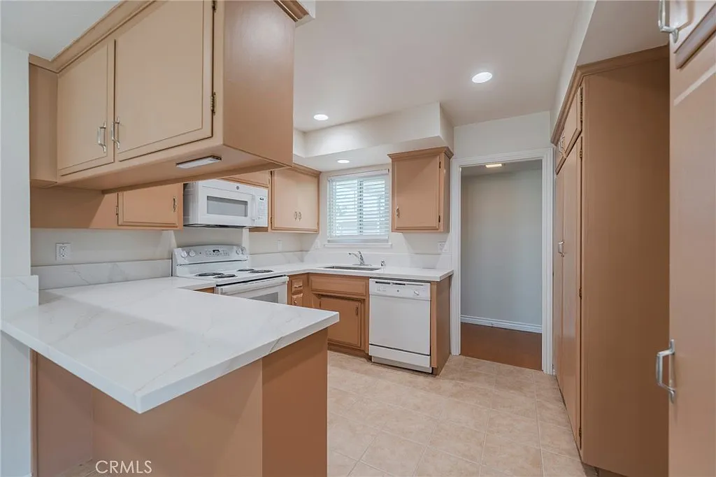 3 bed, 1245 sqft, $4,200 — Photo 4