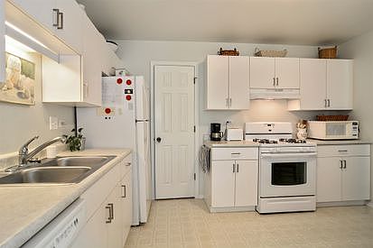 3rd image of 1303 Springwood Dr Unit B2