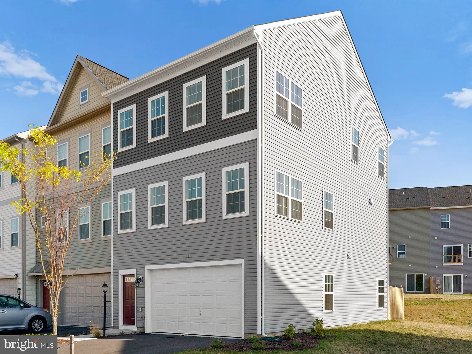 3 bed, 4.0 bath, 2444 sqft, $2,400 — Photo 2