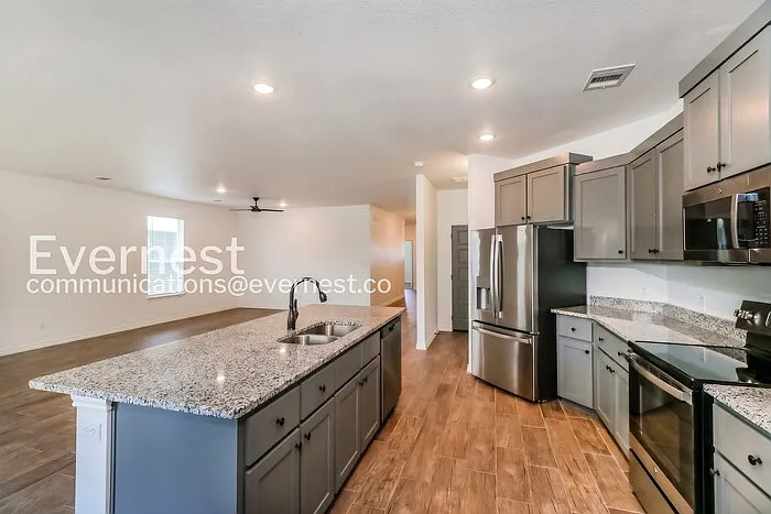 3 bed, 2.0 bath, 1881 sqft, $1,945 — Photo 4