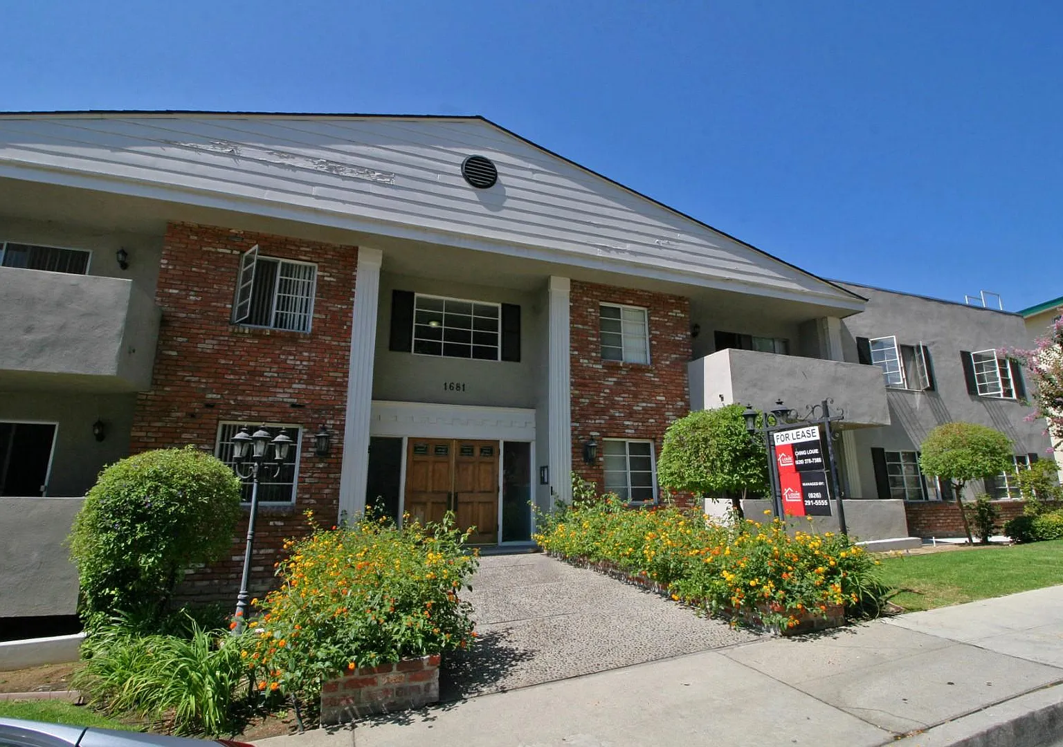 1681 Amberwood Dr — Photo 2