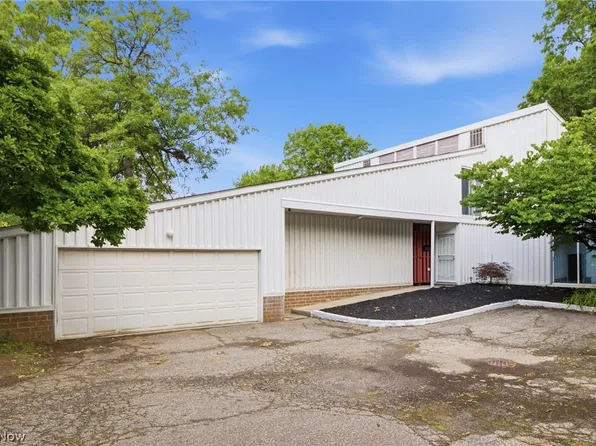 13 Sutton Pl, Cleveland, OH 44120
