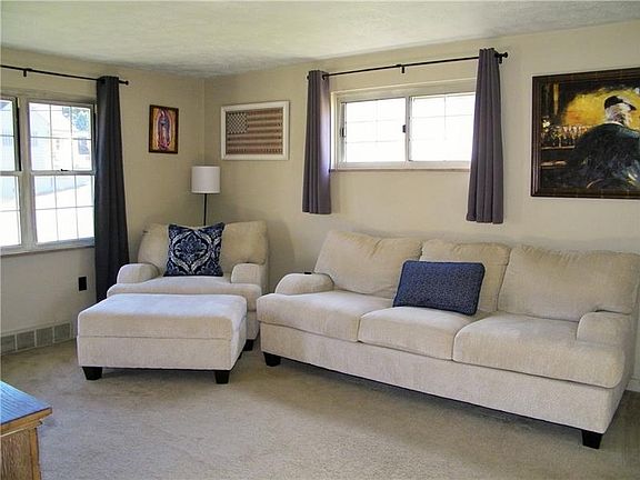 3rd image of 988 Fairview Dr