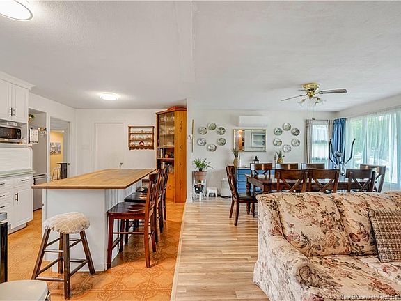 5th image of 140 Wentworth St
