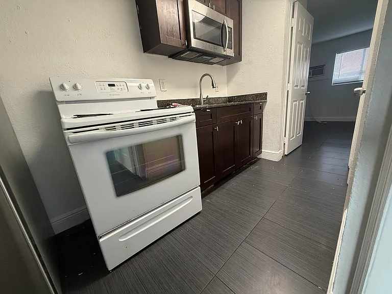 37 SW 14th St #9 — Photo 3