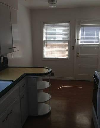 Kitchen eating area 