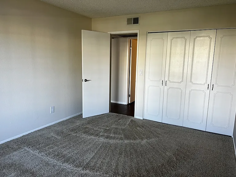 Versailles on the Lake Apartments — Photo 97