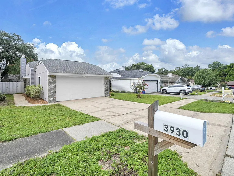 3930 Balsam Dr — Photo 2