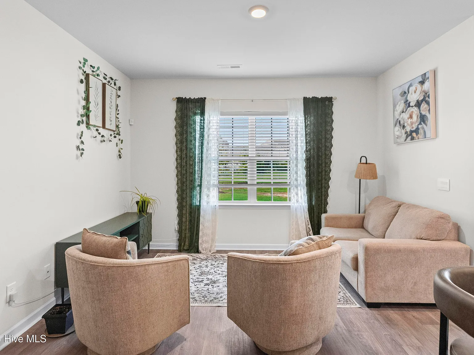 3 bed, 2.5 bath, 1461 sqft, $1,700 — Photo 3