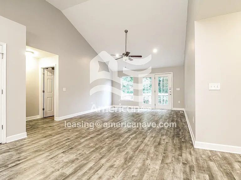 5663_003_living_room_3.jpg