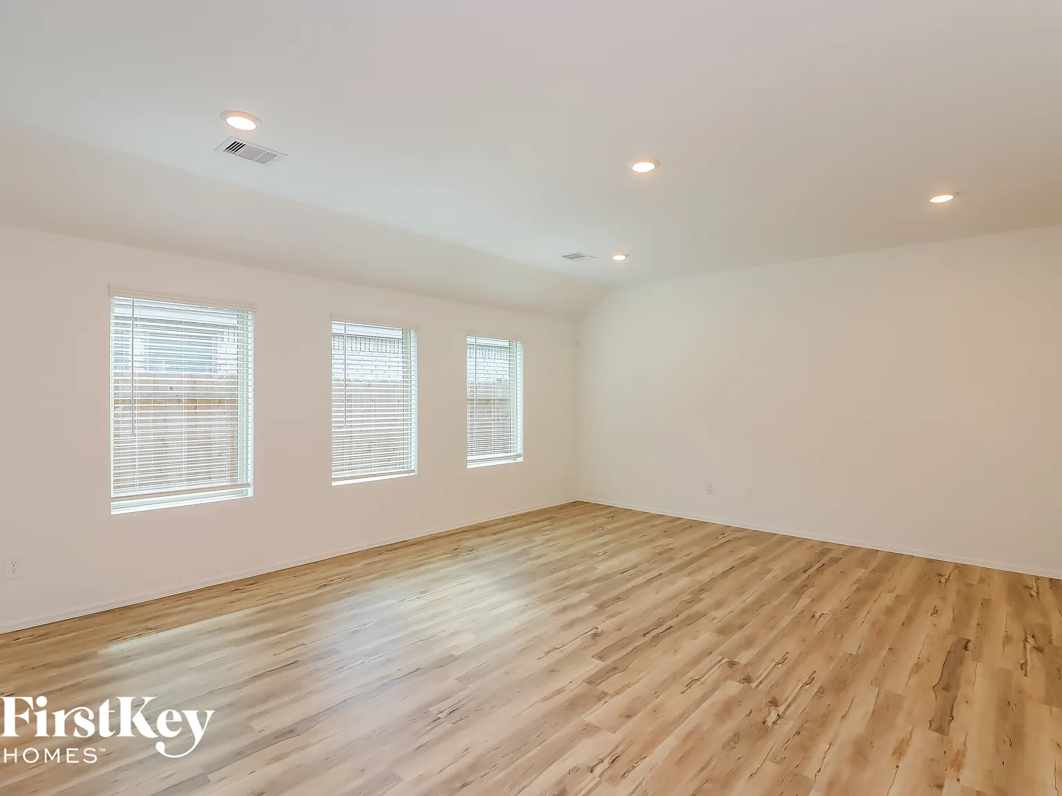 4 bed, 2.0 bath, 1922 sqft, $2,210 — Photo 3
