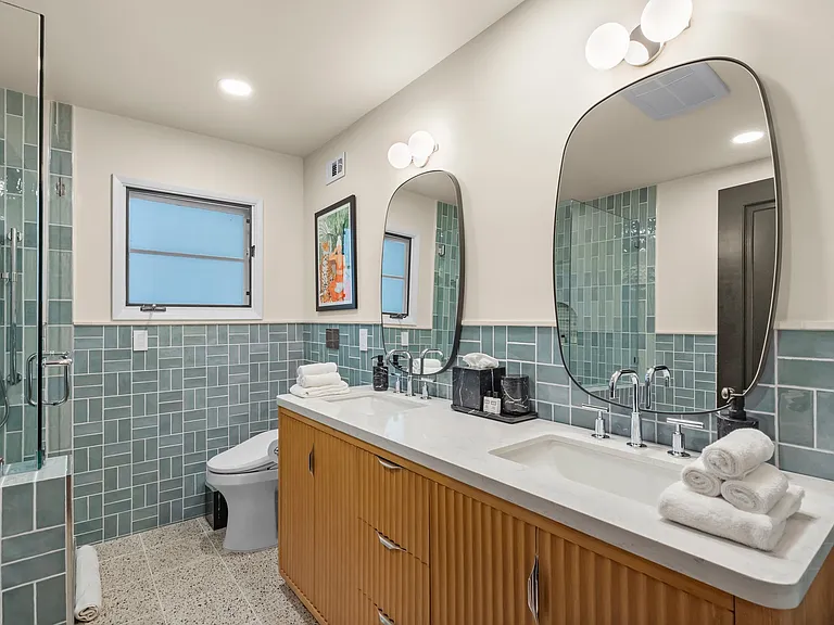 Get ready with ease_dual sinks, arched mirrors, effortless flow.