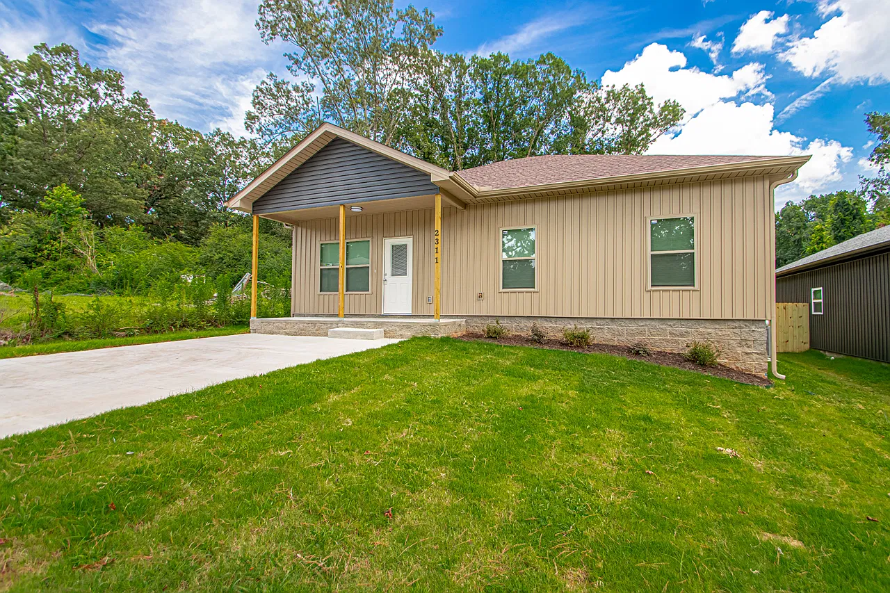 Stylish 4-Bed, 2-Bath New Build with Open Layout and Private Backyard — Photo 4