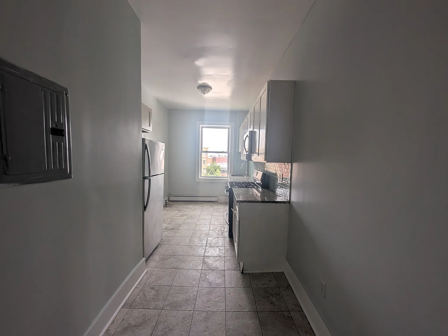 4 bed, 1.5 bath, 1100 sqft, $2,395 — Photo 2