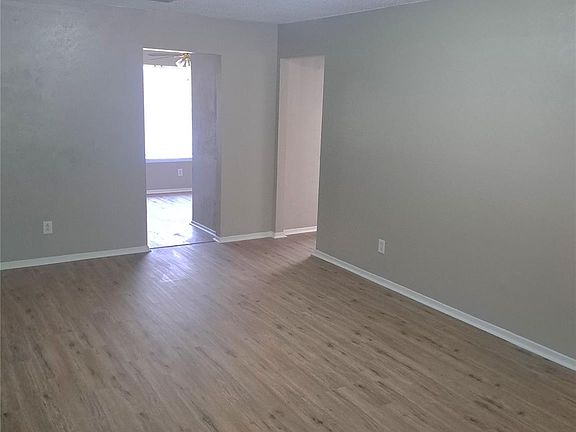 3rd image of 1127 Highbush Dr