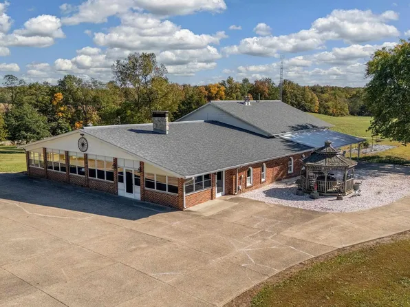 6694 Shamrock Rd, Tamaroa, IL 62888