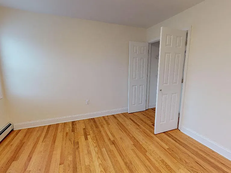 Crestview Gardens Apartments — Photo 3