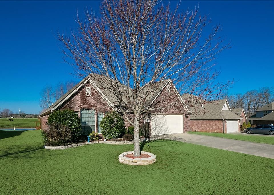 1st image of 107 NE Lake Forest Ln