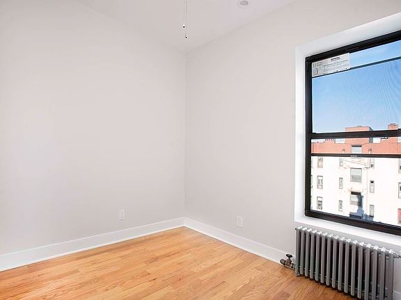 4th image of 40-16 Crescent St #51E