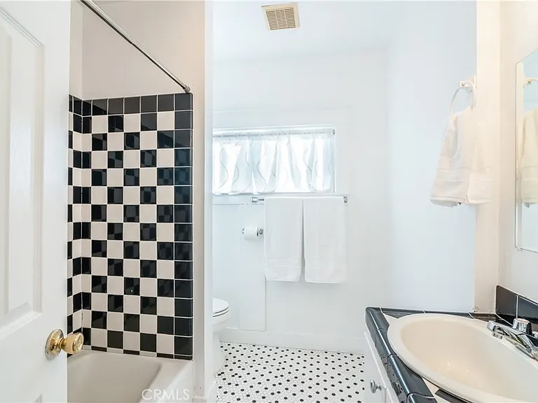 1125 N Heliotrope Dr — Photo 14