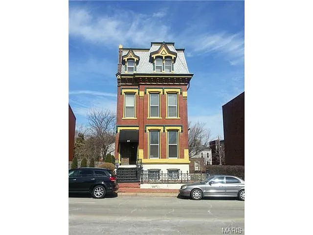 911 Park Ave photo 1