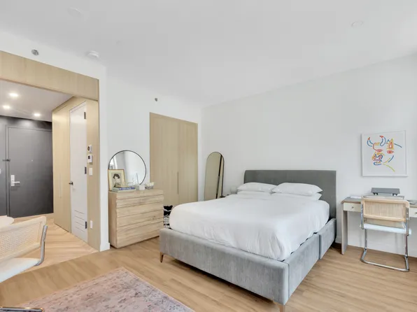 881 Lexington Avenue image 1 of 5