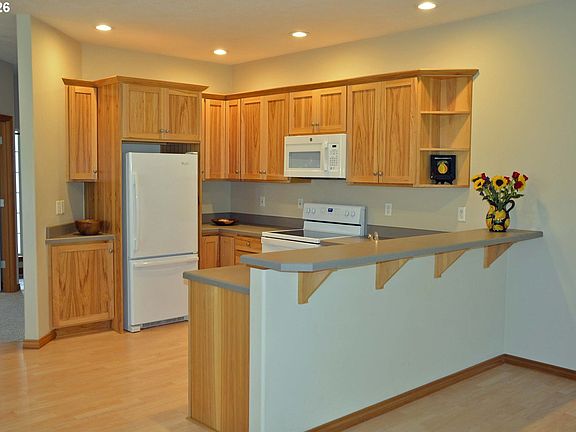 3rd image of 814 Henderson Rd
