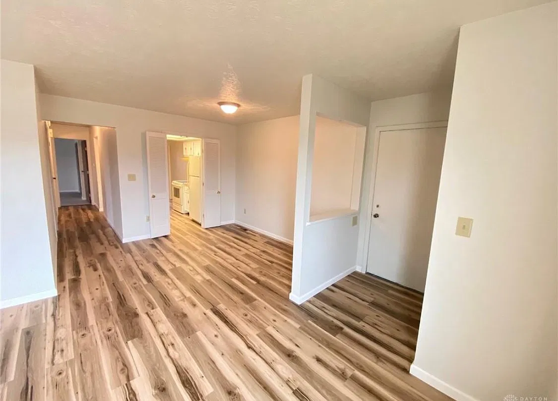 891 Heather Ct — Photo 2