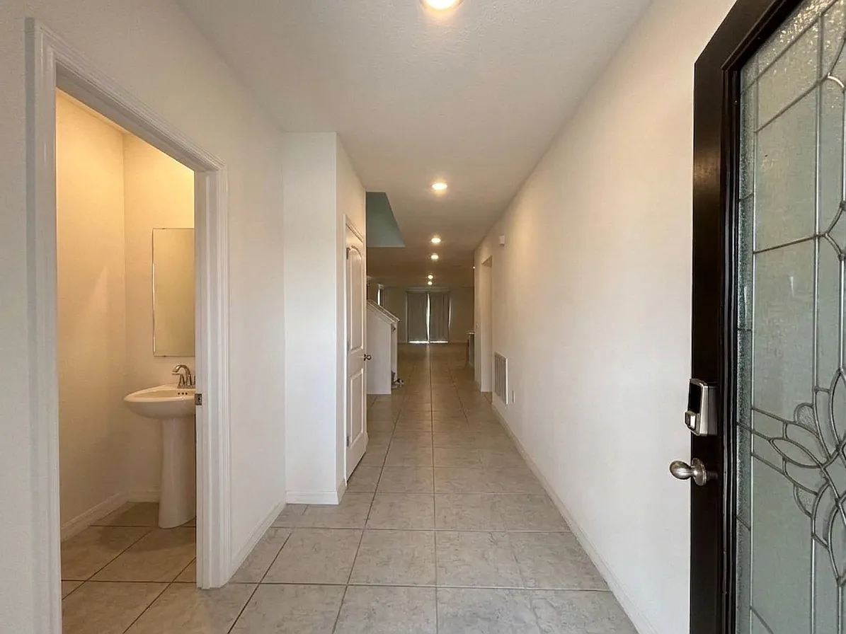 4 bed, 2.5 bath, 2123 sqft, $2,300 — Photo 4