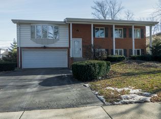 447 N Country Club Dr, Addison, IL 60101