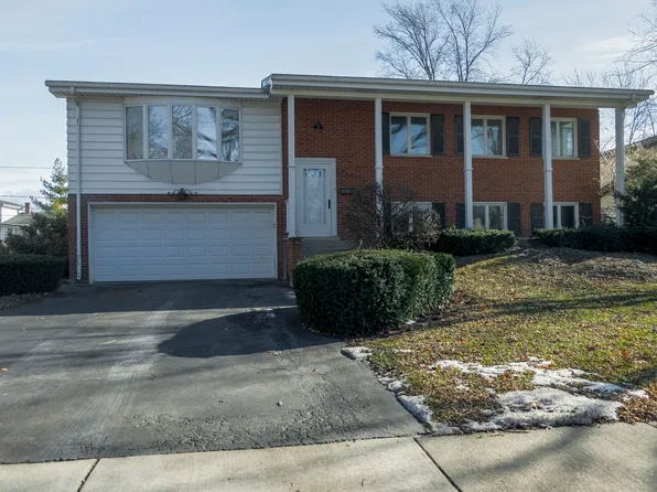 447 N Country Club Dr, Addison, IL 60101