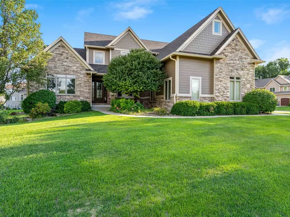 9136 Wooded Point Dr, Johnston, IA 50131