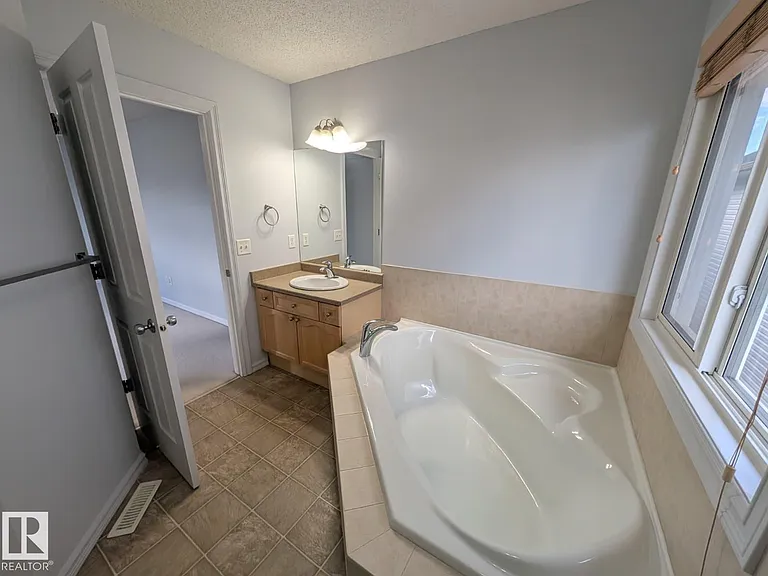 4609 163a Ave NW — Photo 24