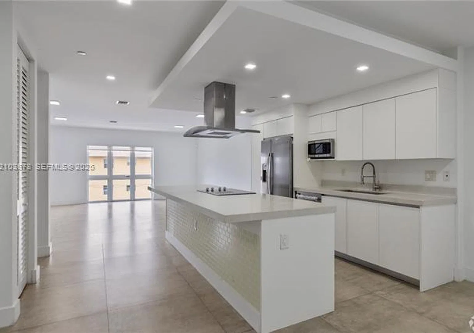 434 SW 10th St — Photo 3