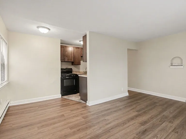 104 N Madison St — Photo 2