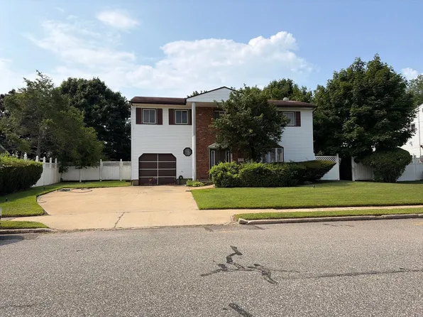 14 Melody Ln, Amityville, NY 11701